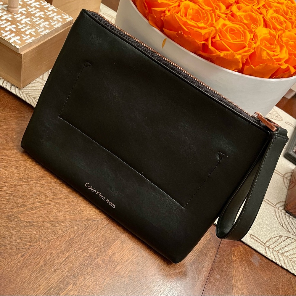 🖤 CALVIN KLEIN Wristlet